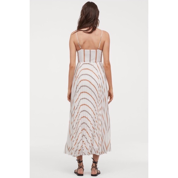 H&M Pleated Wrap Dress - Picture 3 of 5